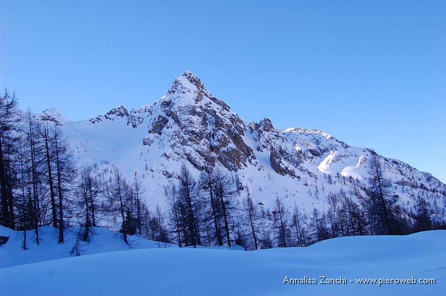 06 Il sole inizia ad accarezzare le cime più alte.JPG